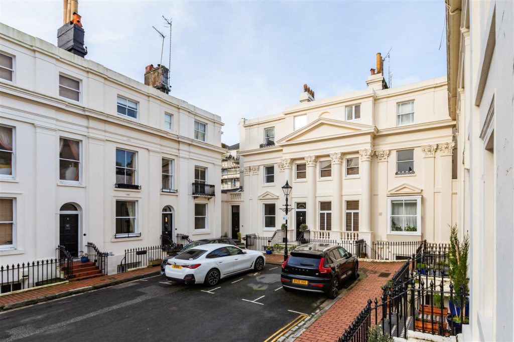Lansdowne Square, Hove, BN3 1HE