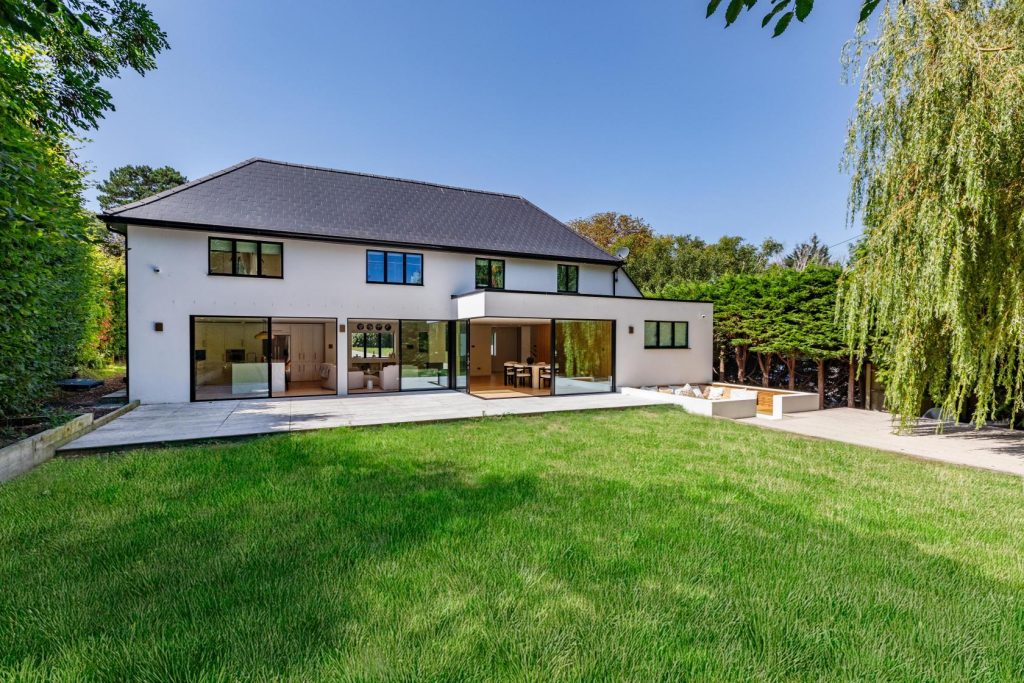 Sussex offers Chinese investors strong yields, world-class schools, fast London links and a stable legal framework. Here's why it's outperforming traditional buy-to-let hotspots in 2026.